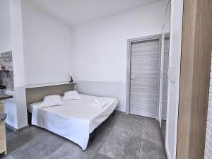 博洛尼亚La Ca' Pezzana Affittaly Apartments的白色卧室配有白色床单