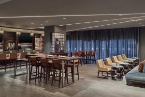阿什兰Delta Hotels by Marriott Ashland Downtown的一间带桌椅的用餐室