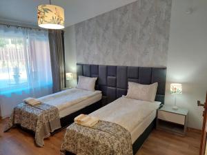 乌田纳Lapių Ola的一间卧室设有两张床和窗户。