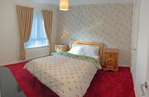 贝尔法斯特3 Bedroom House near city centre的一间卧室配有一张带大床头板的床