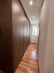 马汀Apartman centrum Šturka的走廊设有木墙和木地板
