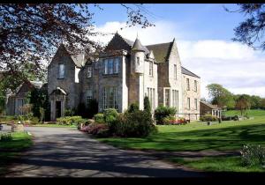 法夫Kilconquhar castle estate villa 7, 4 bed sleeps 10的前面有车道的大房子