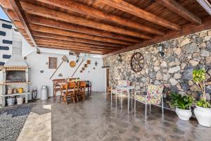 瓜蒂萨Finca de los Abuelos的客厅设有石墙和桌椅