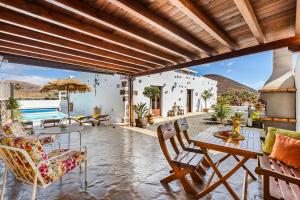 瓜蒂萨Finca de los Abuelos的一个带桌椅的庭院和一个游泳池