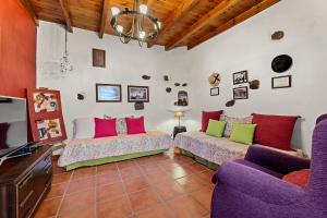 瓜蒂萨Finca de los Abuelos的客厅配有两张沙发和一台电视机