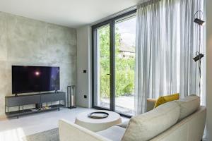 泰尔拉诺Agriturismo Insolito的带沙发和大窗户的客厅