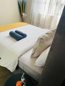 约翰内斯堡Maboneng Modern Style的一张带两个枕头的大白色床