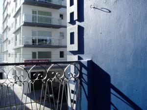 马德普拉塔阿布拉码头酒店的拥有蓝白色墙壁和阳台的建筑