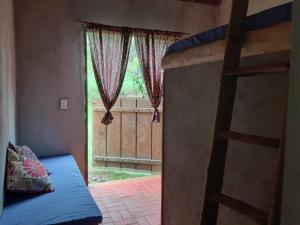 伊塔比里图Pousada Suçuarana的一间卧室配有双层床和窗户。