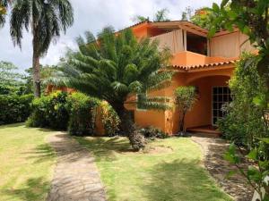 拉斯特拉纳斯Hotel - Residencial Madrugada的前面有棕榈树的房子