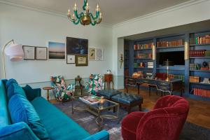 洛杉矶Hotel Per La, Autograph Collection的客厅配有蓝色的沙发和椅子