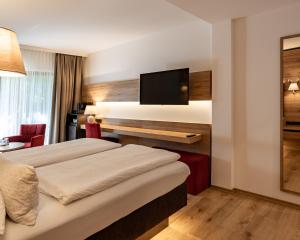 马克特谢伦贝格朗普乐恒小木屋的酒店客房设有两张床和一台平面电视。