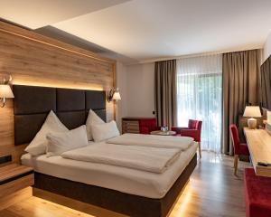 马克特谢伦贝格朗普乐恒小木屋的酒店客房设有一张大床和一张书桌。