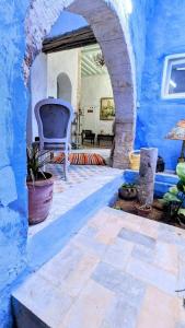 苏塞Dar Lekbira Boutique Hôtel的一间设有蓝色墙壁和庭院的客房