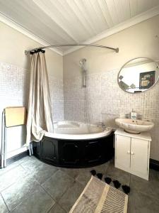 利兹Leeds Cosy House的带浴缸和盥洗盆的浴室