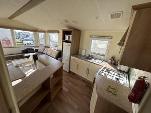 滨海克拉克顿Lovely 2-Bed Lodge in St Osyth的一个小房子的厨房和客厅
