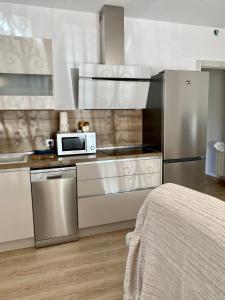 阿雷纳斯德圣佩德罗Edulis 1的厨房配有微波炉和冰箱。