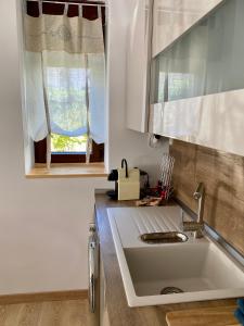 阿雷纳斯德圣佩德罗Edulis 2的厨房设有水槽和窗户。