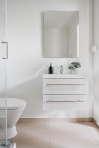 卑尔根S54 - Private Rooms in the City Center的白色的浴室设有水槽和卫生间。