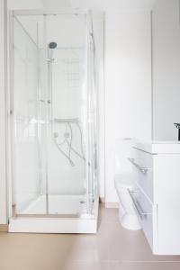 卑尔根S54 - Private Rooms in the City Center的带淋浴和卫生间的白色浴室