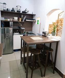 埃斯基普拉斯Casa Diversa的厨房配有木桌和凳子