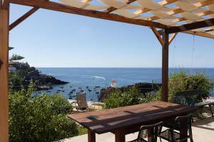 卡马拉-德洛布什Casa Mar Adentro的一张带椅子的木桌,享有海景