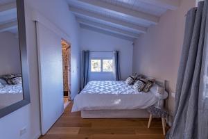 拉蒂尔比耶Wood Chalet 1 Monaco Forest La Turbie - Sleeps 5 people的白色的卧室设有床和窗户
