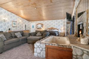 大熊湖黑森林旅馆的带沙发和浴缸的客厅