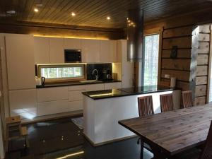 普哈圣山Charming log house - Lumous B - Pyhätunturi - Finland的厨房配有木桌和台面