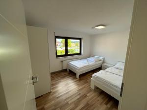 Ferienhaus in Amstetten的客房设有两张床和窗户。