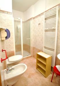 维哥迪法萨Al Piccolo Hotel的浴室配有卫生间、盥洗盆和淋浴。