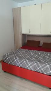 拉默齐亚泰尔默Villa Simon的白色橱柜内的一张红色的床