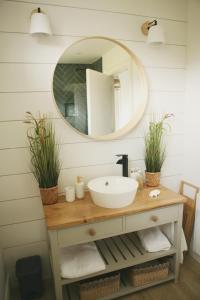 科克Ocean Breeze的一间带水槽和镜子的浴室