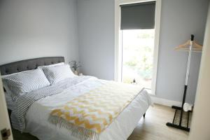 科克Ocean Breeze的一间卧室设有一张大床和窗户