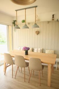 科克Ocean Breeze的一间带木桌和椅子的用餐室