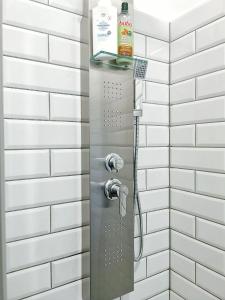 布达佩斯Rumbach Terrace Apartment的浴室铺有白色地铁瓷砖,设有淋浴。
