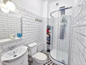 布达佩斯Rumbach Terrace Apartment的白色的浴室设有卫生间和水槽。