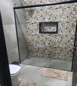 TanabiImpério D的带淋浴和卫生间的浴室
