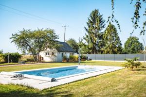 DruyeLoft du Pain avec SPA privatif的一座房子的院子内的游泳池