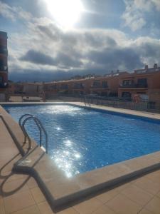 迈阿密普拉特亚Apartamento en Miami Platja - Tarragona的一座游泳池,旁边设有长凳