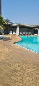 马盖特Santana holiday resort 803的一座带躺椅的游泳池