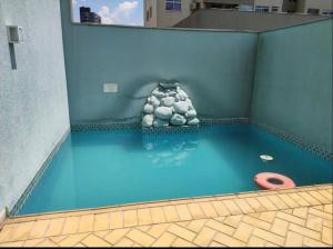 约恩维利Loft no centro de Joinville的大楼内带水池的房间