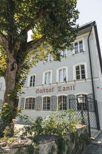 巴特特尔茨Gasthof Zantl的前面有棵树的白色建筑