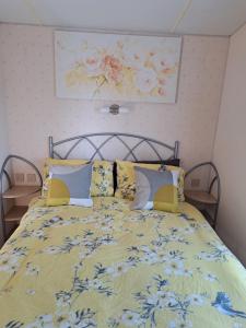 斯凯格内斯Seaview的一间卧室配有一张带黄色毯子和枕头的床。