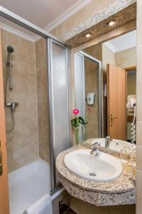 布达佩斯Danubius Hotel Erzsébet City Center的一间带水槽和淋浴的浴室
