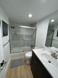 好莱坞NEW LUXURY APARTMENT 2Br 2Ba DIRECT BEACH ACCESS的带淋浴、卫生间和盥洗盆的浴室