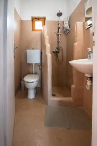 佩基罗德George Seaside Serviced Studios & Apartments的一间带卫生间和水槽的浴室