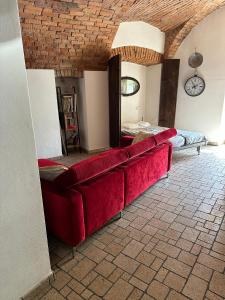 斯泰扎诺CASA DI LUCA的一间客厅,客厅里设有红色沙发