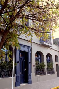 萨尔塔里盖德米特克萨尔塔精品酒店的一座带蓝色门窗的建筑