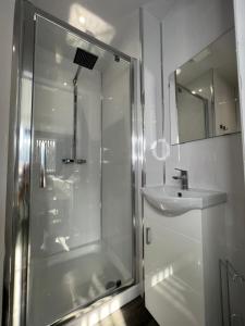 伯明翰We House - Selly Oak Birmingham的带淋浴和盥洗盆的白色浴室